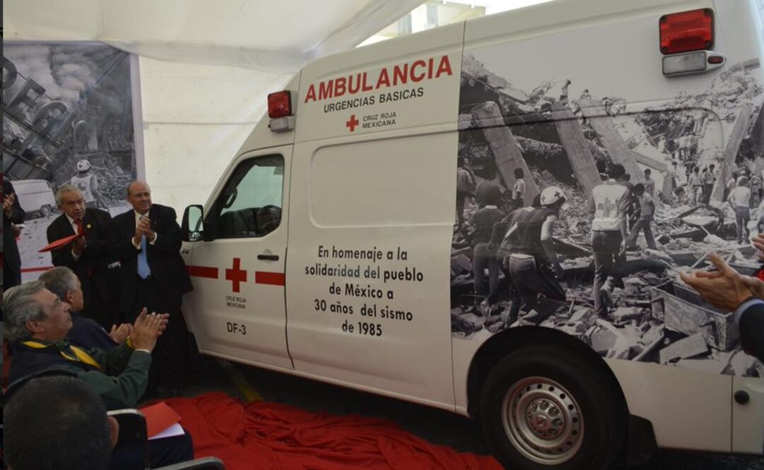Una ambulancia de CRM fue rotulada en homenaje a la solidaridad de los mexicanos que apoyaron en el sismo de 1985 (tomada de Cruz Roja)