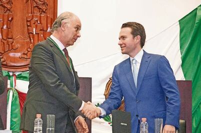Entregan la medalla 'Rosario Castellanos' a Enrique Krauze