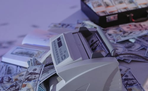 Fed endurece medidas contra lavado de dinero; exige a bancos enfocarse en clientes de mayor riesgo