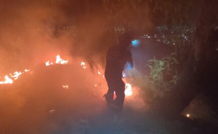 Reportan incendio en el Cerro de la Estrella, Iztapalapa; bomberos controlan el fuego