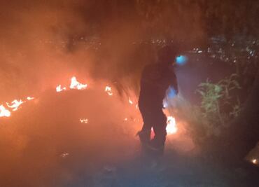 Reportan incendio en el Cerro de la Estrella, Iztapalapa; bomberos controlan el fuego