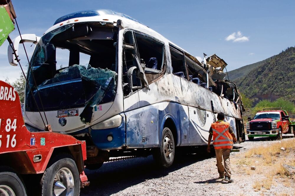 El pasado viernes en la autopista que conecta a Oaxaca con la Ciudad de México, en los límites con Puebla, volcó un autobús de pasajeros dejando un saldo oficial de 16 personas fallecidas, originarias de Venezuela y Haití, y 33 más lesionadas. Foto: Nemesio Méndez | Cuartoscuro