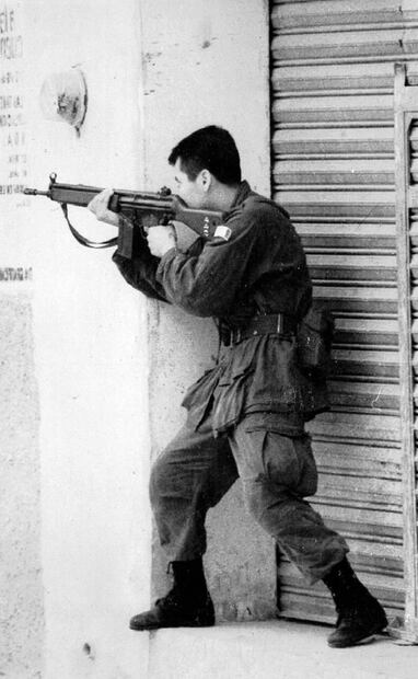 Fotografía del 5 de enero de 1994, con un elemento del Ejército Mexicano en Ocosingo. Para el momento de la sublevación, Chiapas sufría una crisis migratoria y de pobreza; gran número de habitantes vivía en la inopia, a pesar de tener el 35% de la producción cafetera del país y otros cultivos de importancia nacional. Foto: Archivo EL UNIVERSAL.