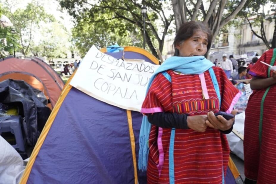 Policías se enfrentan contra mujeres triquis tras desalojo en zócalo de Oaxaca