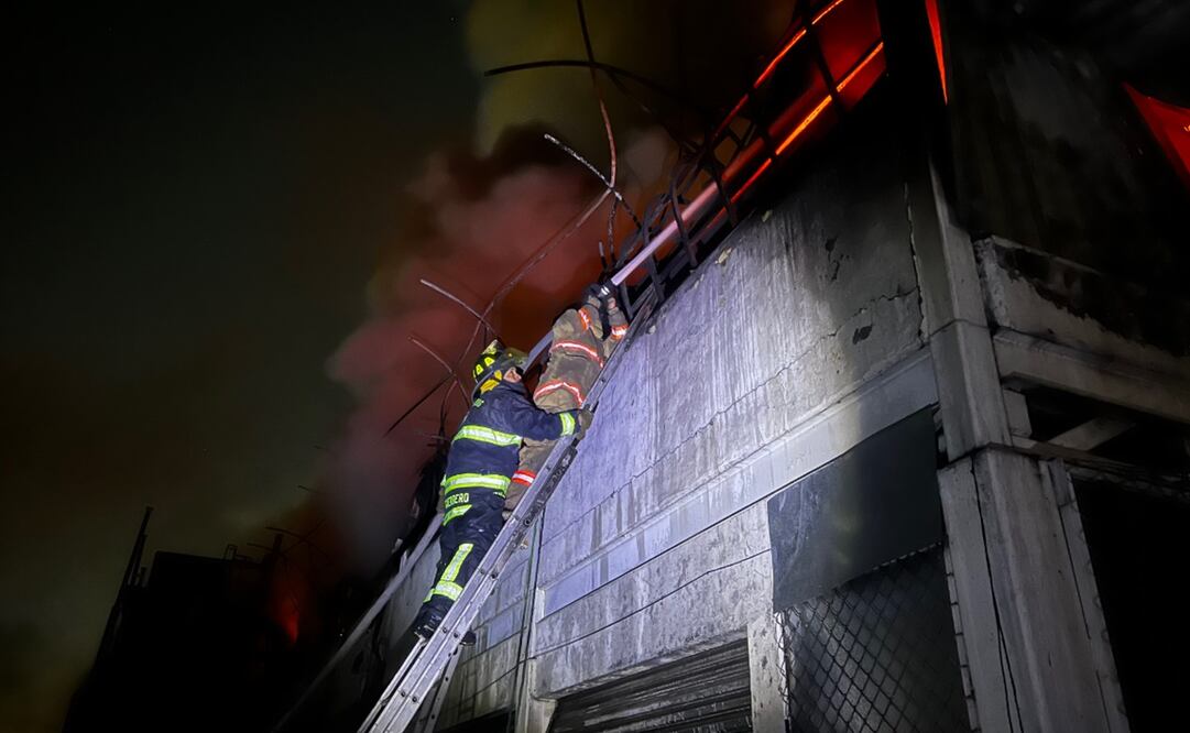 Bomberos capitalinos extinguieron la madrugada de este viernes el incendio en la Plaza Oasis. Foto: X @Bomberos_CDMX