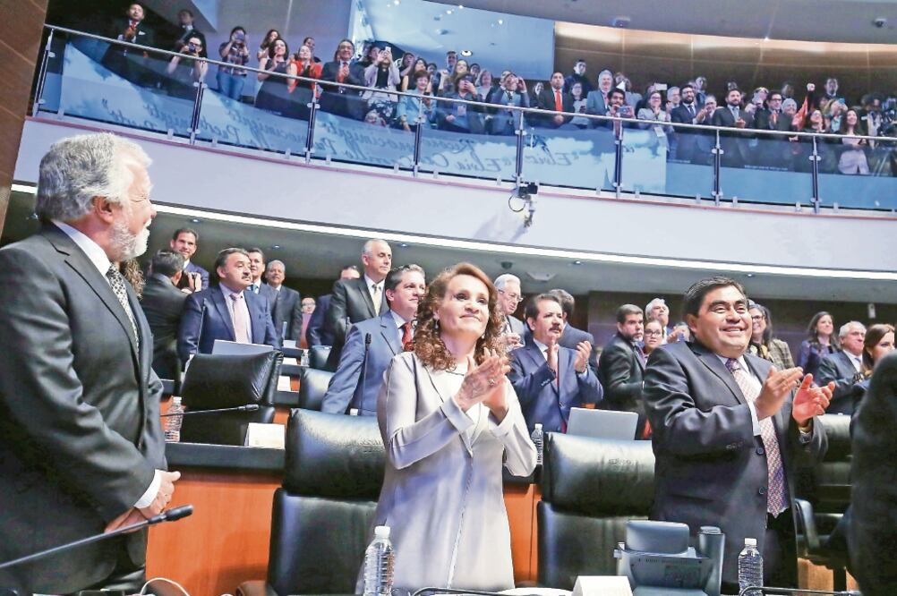 El coordinador de los senadores del PRD, Miguel Barbosa (der.), celebra la decisión del Senado de mantenerlo en el puesto, aunque asegura que el presidente de la Cámara, Pablo Escudero, ha recibido presiones “externas” para retirarlo (PRD)