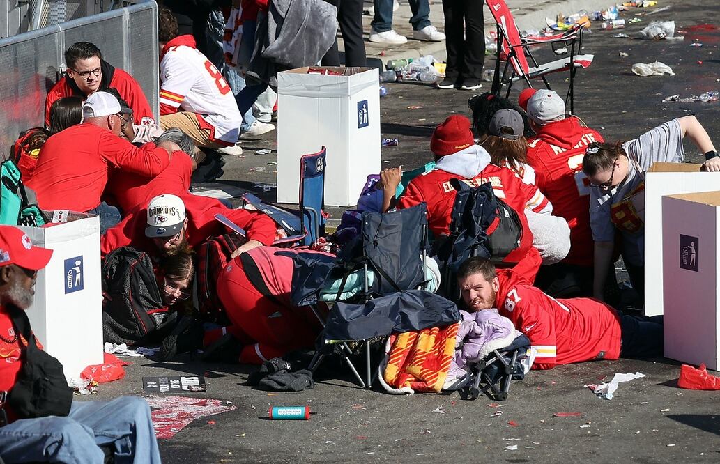 Gente que participaba en el festejo por el triunfo de los Kansas City Chiefs se protege, enmedio del tiroteo que se desató el miércoles. FOTO: AFP