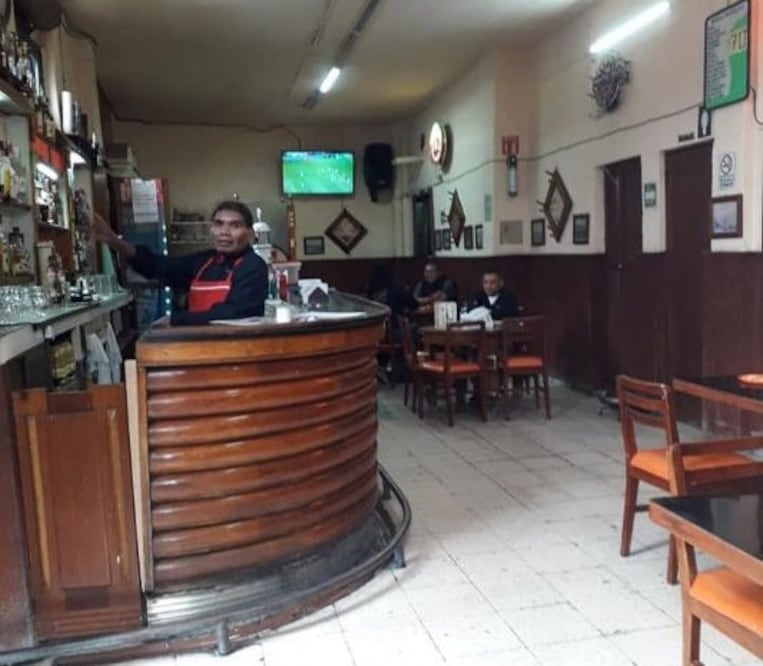 La histórica cantina El Puerto de Barcelona se ubica en Costa Rica 146, esquina con Vidal Alcocer (también conocido como Eje 1 Norte, Circunvalación). Especial