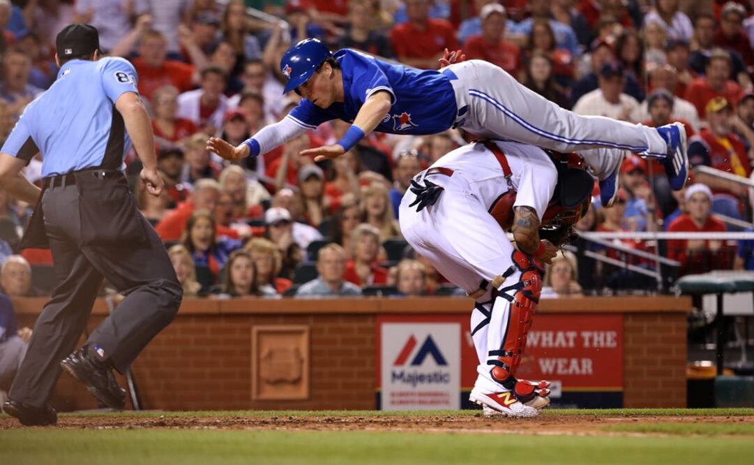 Chris Coghlan en la jugada del partido de la MLB jugado el 25 de abril. FOTO: AP