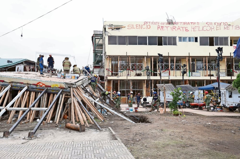 El complejo del colegio se amplió en tres etapas, una de las últimas fue la que se cayó, de cuatro pisos. Sólo se mantuvo en pie otro de los edificios, también de cuatro niveles; sin embargo, este último está apuntalado. (ARIEL OJEDA. EL UNIVERSAL)
