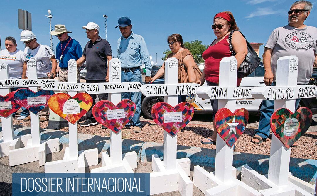 Personas oran cerca de cruces con nombres de las víctimas que dejó el tiroteo en El Paso, Texas. Foto/MARK RALSTON. AFP