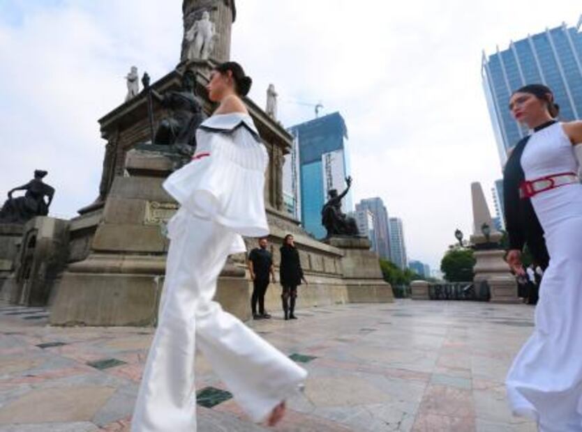 Benito Santos presenta colección primavera 2019 en el Ángel de la Independencia