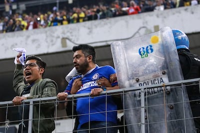 Aficionado de Cruz Azul quema su camiseta