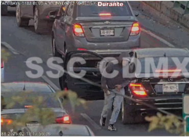 Cámaras del C2 captan asalto en Periférico; policías detienen al responsable, portaba réplica de arma de fuego VIDEO