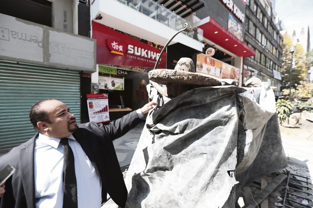 Ariel de la Peña llamó a las autoridades de la delegación Cuauhtémoc a cuidar y resguardar el patrimonio cultural de la Zona Rosa (ALEJANDRO ACOSTA. EL UNIVERSAL)