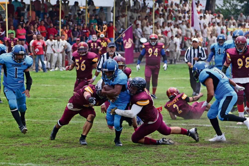 Con uniformes en mal estado, los jugadores brindaron sus mejores pases y tacleadas. Foto: Carlos Mejía / El Universal