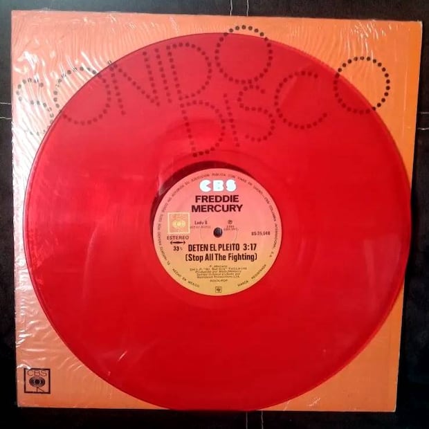 El vinilo rojo de Freddie Mercury incluyó dos canciones: "Stop all theb fighting" y "I was born to love you". ESPECIAL.