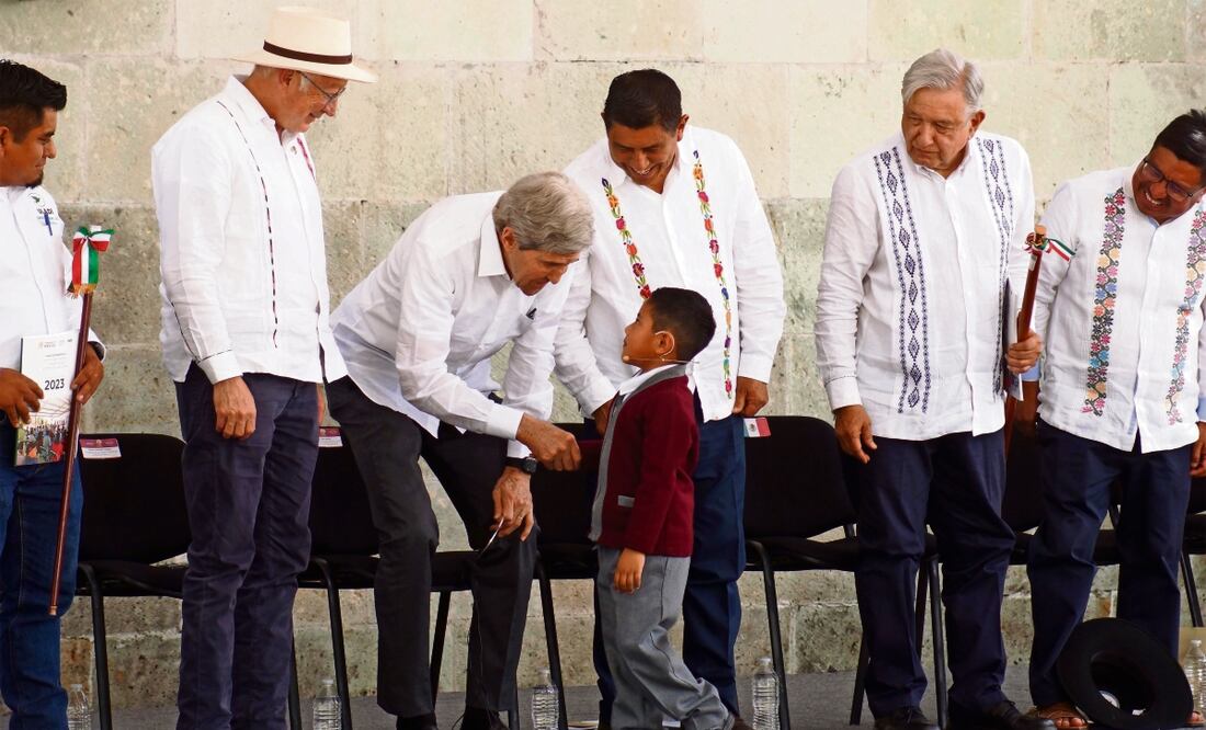 John Kerry, enviado especial del presidente de EU, Joe Biden, saluda de mano a un niño durante la conmemoración del natalicio de Benito Juárez, en San Pablo, Guelatao. Oaxaca. Foto: Edwin Hernández / EL UNIVERSAL