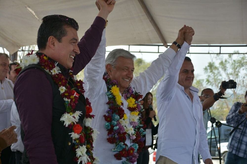 López Obrador acompañado de Cuauhtémoc Blanco, alcalde de Cuernavaca, y de Rutilio Escandón, precandidato a la gubernatura de Chiapas. Foto: Morena Chiapas