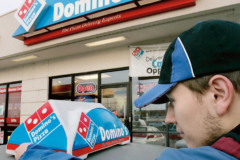Hasta el tercer trimestre de 2015, Domino’s Pizza es la marca más relevante en número de restaurantes para Alsea, por encima de Starbucks (ARCHIVO EL UNIVERSAL)
