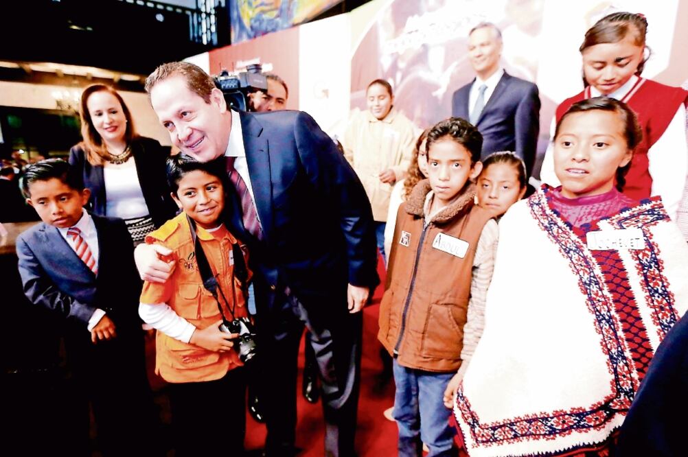 El gobernador mexiquense destacó que durante su administración se han realizado diversas acciones a favor de los niños y los jóvenes, como el otorgamiento inmediato de sus actas de nacimiento y CURP a más de 474 mil infantes (ESPECIAL)