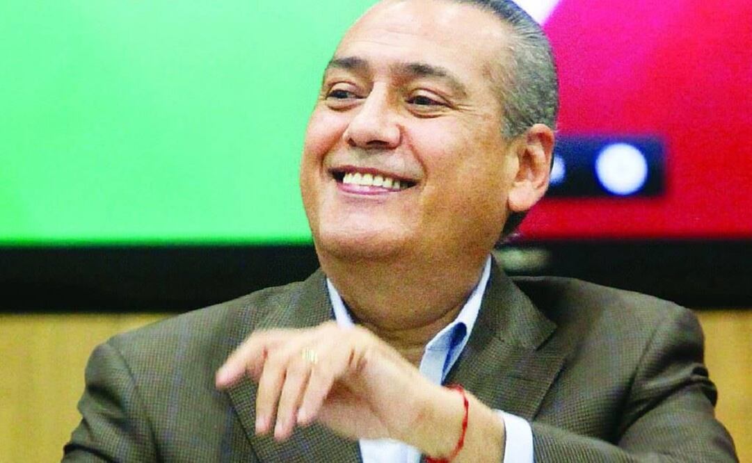 Manlio reaparece en evento del PRD