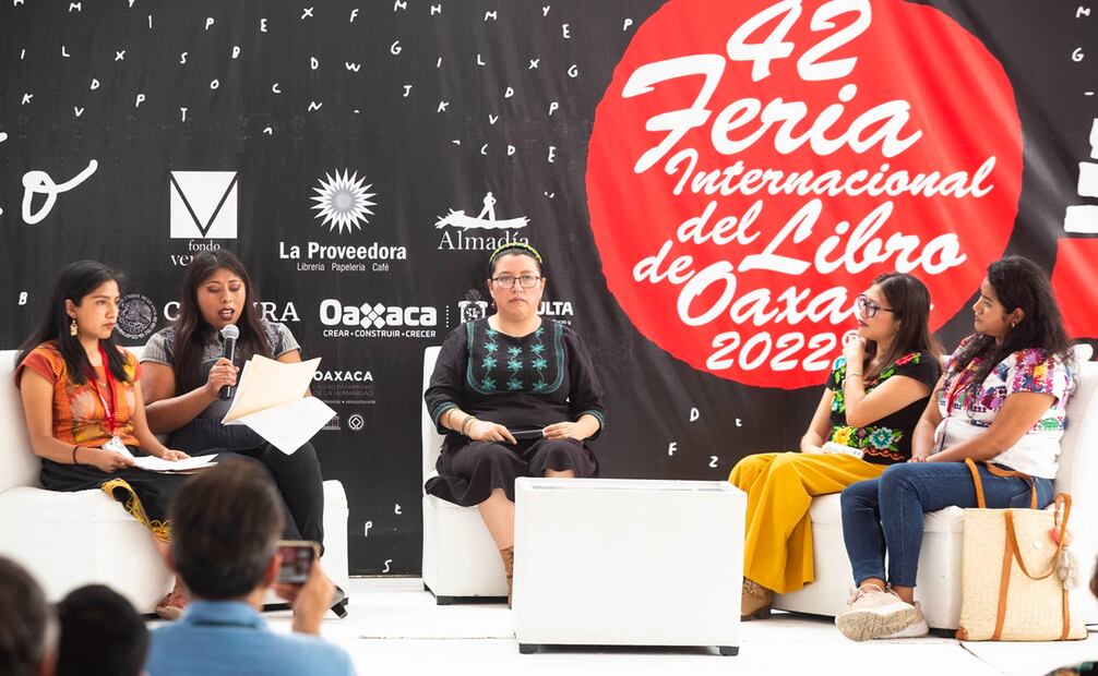 Feria Internacional del Libro de Oaxaca en el Zócalo. Fotos: Mario Arturo Martínez/ Edwin Hernández.
