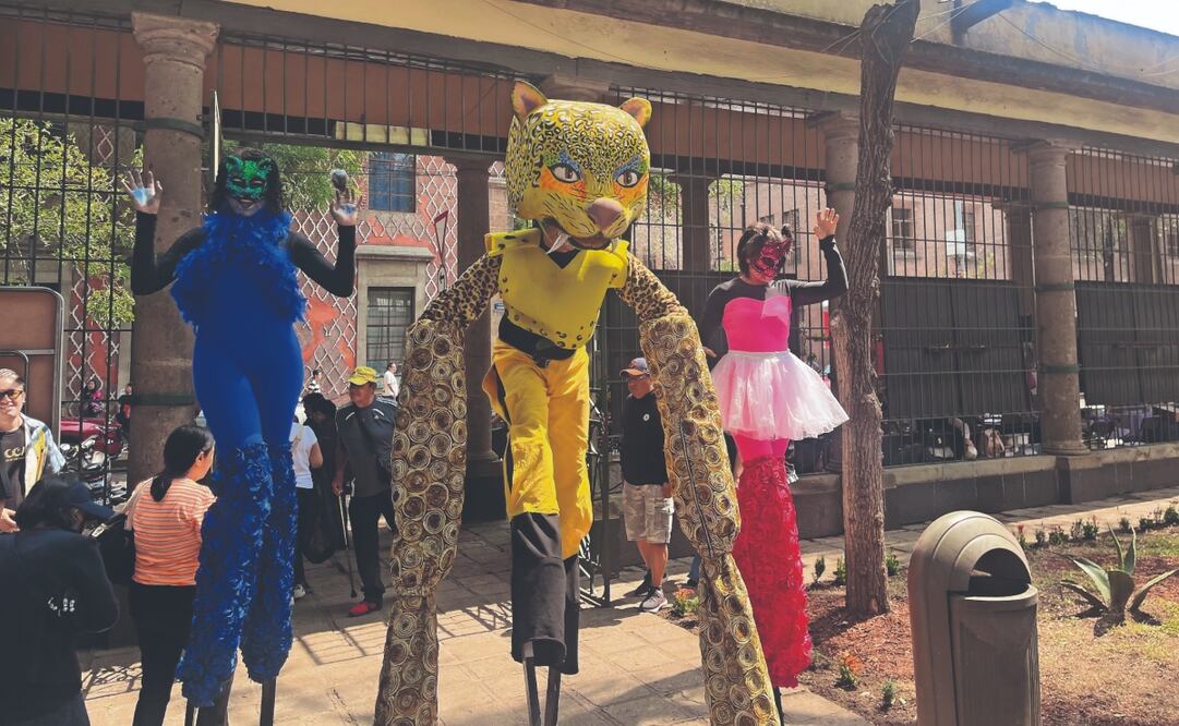 Los asistentes disfrutaron de un recorrido teatralizado por el panteón. Foto: de LAURA ARANA. EL UNIVERSAL