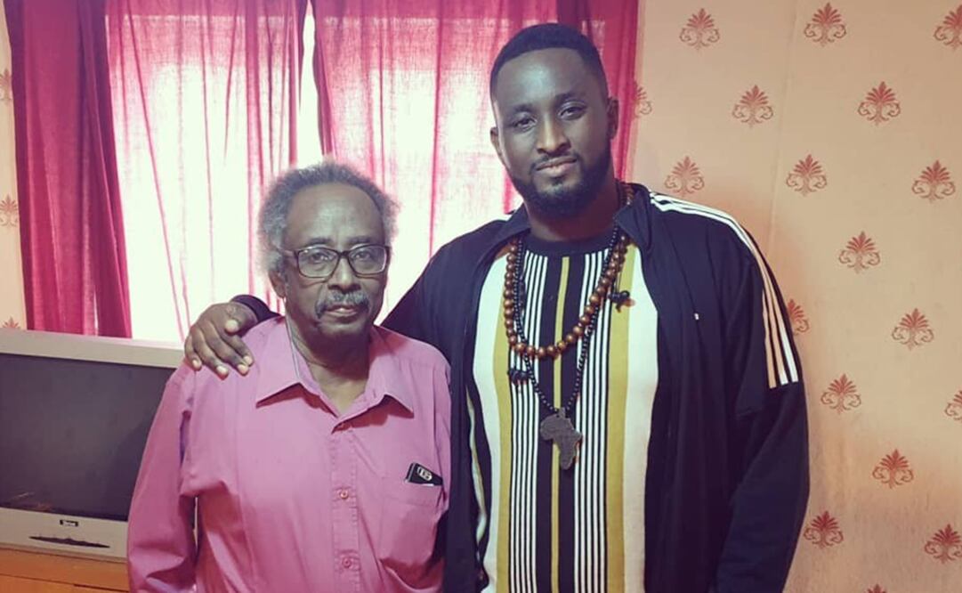El activista y periodista Ahmed Kaballo y su padre, el doctor Sidgi Kaballo - Foto: Tomada de la cuenta de Twitter de Ahmed Kaballo