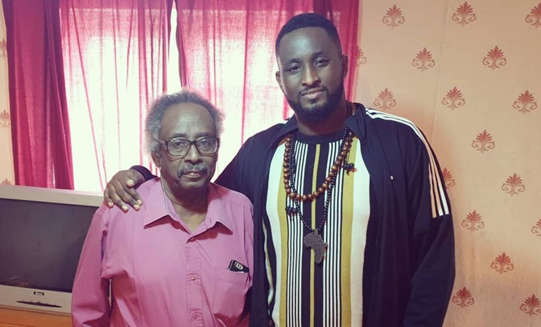 El activista y periodista Ahmed Kaballo y su padre, el doctor Sidgi Kaballo - Foto: Tomada de la cuenta de Twitter de Ahmed Kaballo