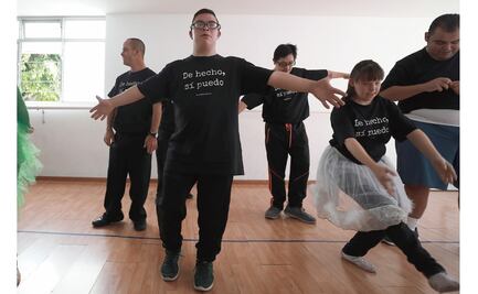 Jóvenes con síndrome de Down danzan con actitud