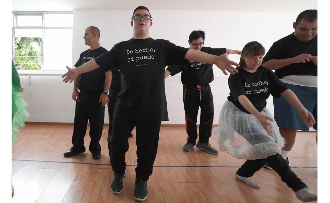 Los integrantes de Danza Aptitude ensayan para presentar ante decenas de personas Pedro y el Lobo. Su maestra, Isela Saldaña, dice que son responsables, apasionados del arte y autónomos. (FOTO: Alejandra Leyva. EL UNIVERSAL=?