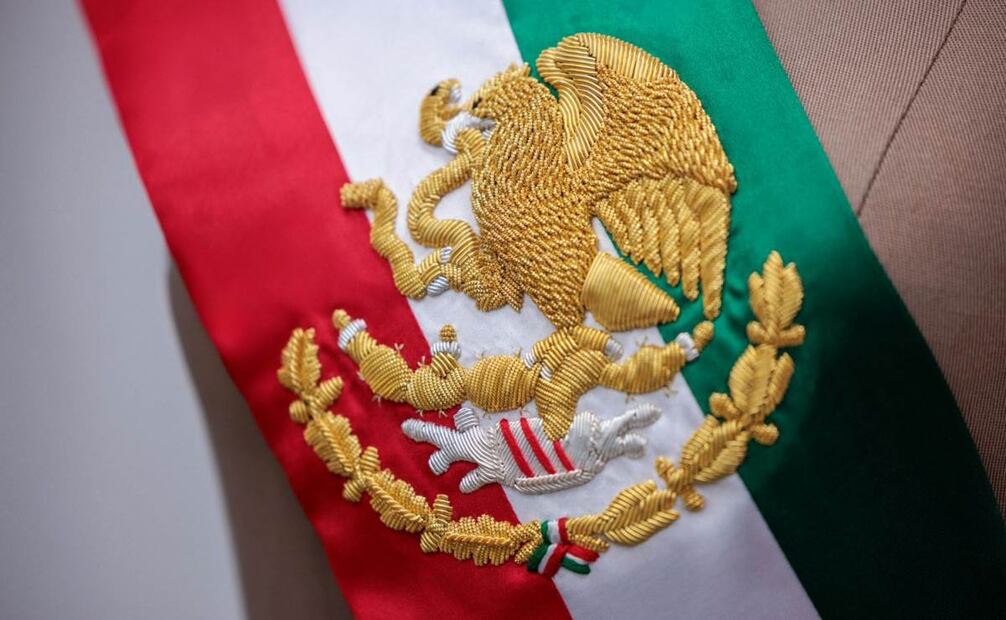 Sheinbaum comparte proceso de elaboración de banda presidencial para la primera mujer en dar el Grito de Independencia. Foto: Presidencia