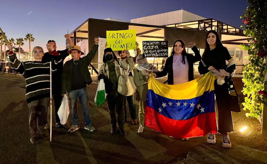 Marchan en Hermosillo contra la intervención de EU en Venezuela; protestan frente a consulado norteamericano.
Foto: Javier Escobar