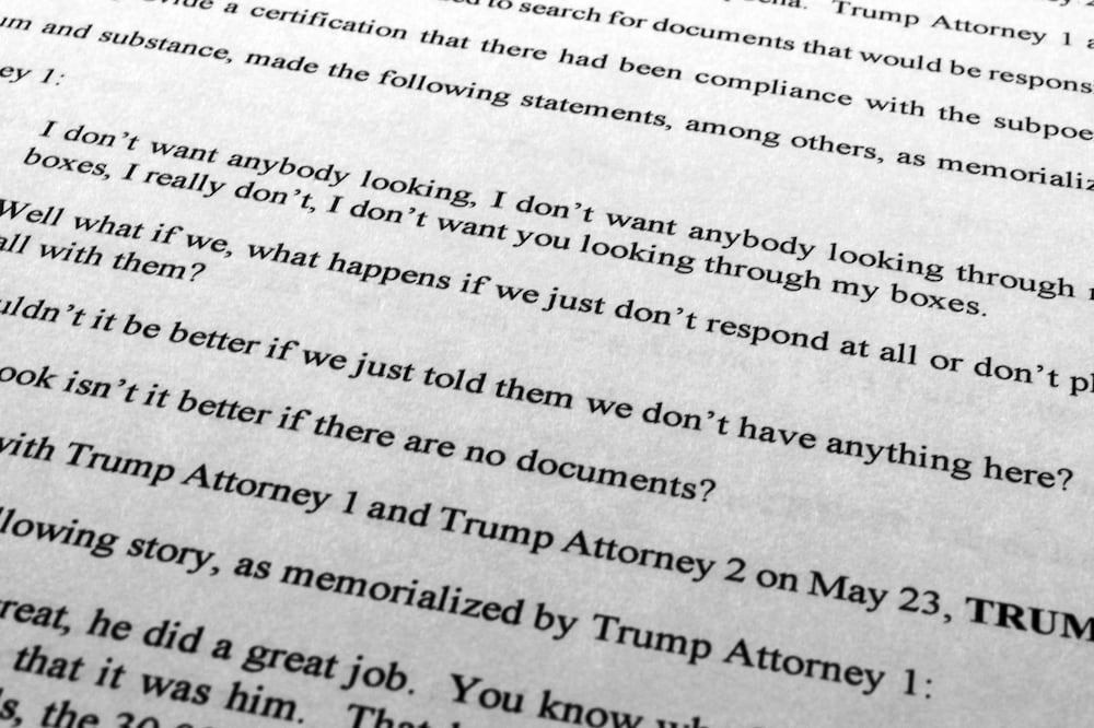 Según la acusación, el exmandatario Trump sugirió “que su abogado oculte o destruya los documentos solicitados por la citación del Gran Jurado”. Foto: AP