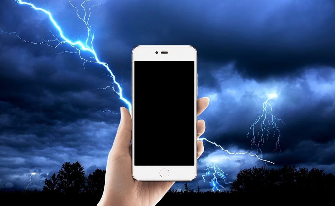 Utilizar el celular durante una tormenta eléctrica. Foto: Freepik