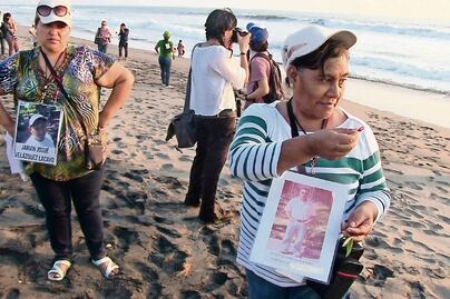 Con tristeza, caravana de madres deja el país 