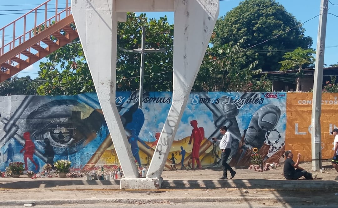 La cruz de 1.80 de altura y 1.20 de ancho se encuentra suspendida entre las pilastras del puente donde quedaron los lesionados y los cuerpos de las víctimas mortales. Foto: Óscar Gutiérrez / EL UNIVERSAL