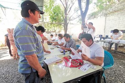 Entregan nuevos apoyos a damnificados por sismo
