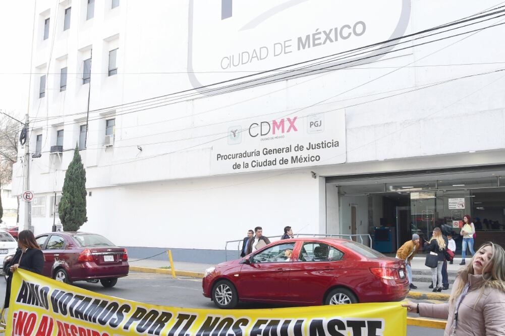 Piden aclarar despidos “injustificados”. Los inconformes acudieron a las oficinas de la PGJ local para demandar la revisión de sus destituciones. Foto: EDUARDO HERNÁNDEZ. EL UNIVERSAL