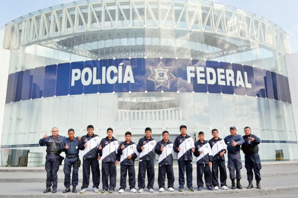 El equipo de niños triquis estuvo en las instalaciones de la PF como parte de su preparación para el Campeontado YBOA. Agradecieron el apoyo del gobierno para su desarrollo deportivo (ESPECIAL)