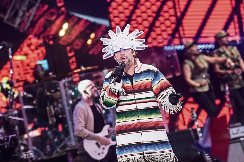 El vocalista bailó vestido con un tradicional poncho y un sombrero de luces. (JORGE VILLEGAS. XINHUA)