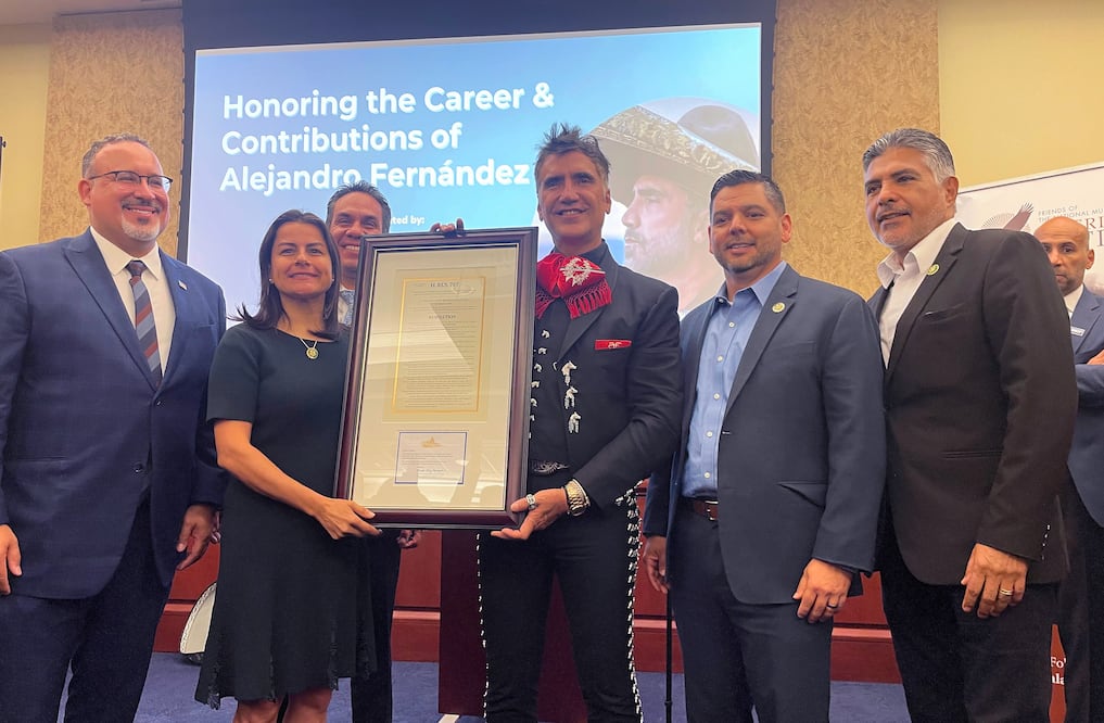 El Potrillo acudió a la cita vestido con el traje tradicional de ranchero mexicano. Foto: EFE