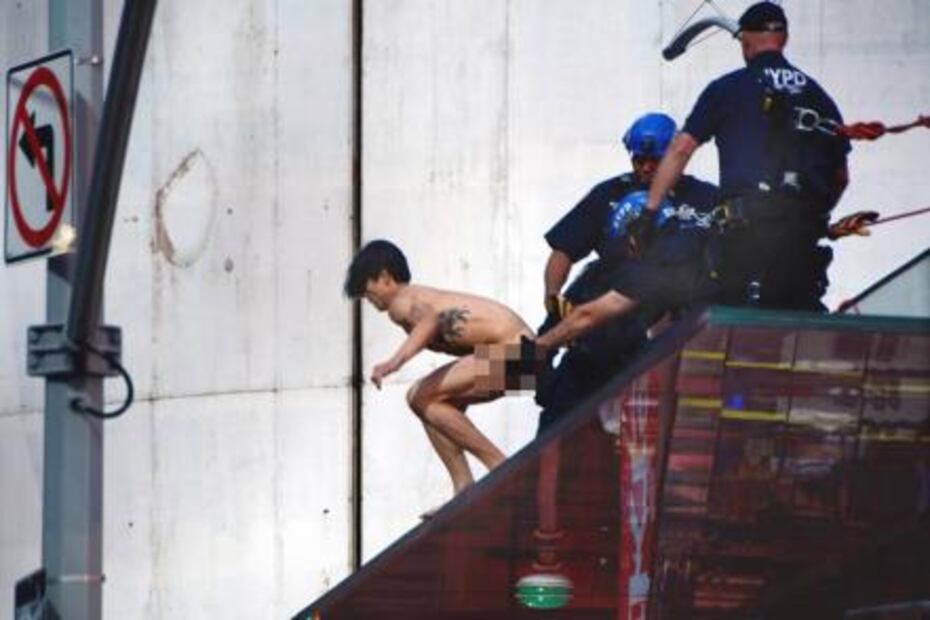 Hombre desnudo exige ver a Trump y salta de edificio en NY