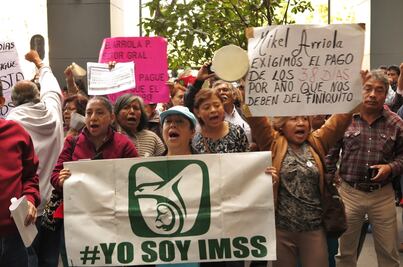 Protestan jubilados afuera de Asamblea Ordinaria del IMSS