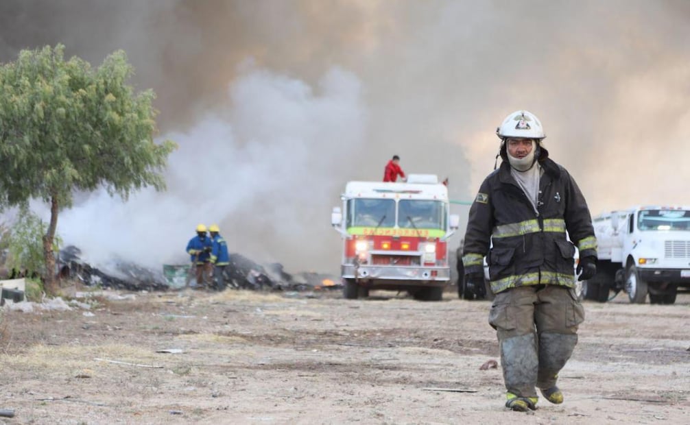 En un 70%, se encuentra controlado el incendio que se registró en instalaciones de una empresa de autobuses, “ estrella blanca “, donde se quemó, plástico y llantas (04/12/2025). Foto: Especial