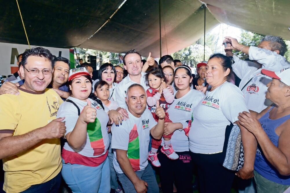 El candidato a la jefatura de Gobierno por el PRI, Mikel Arriola, visitó la delegación Xochimilco y convivió con vecinos de la colonia Paseos del Sur (CORTESÍA)