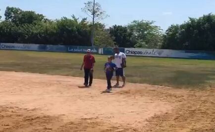 AMLO se prepara para la campaña en campo de béisbol