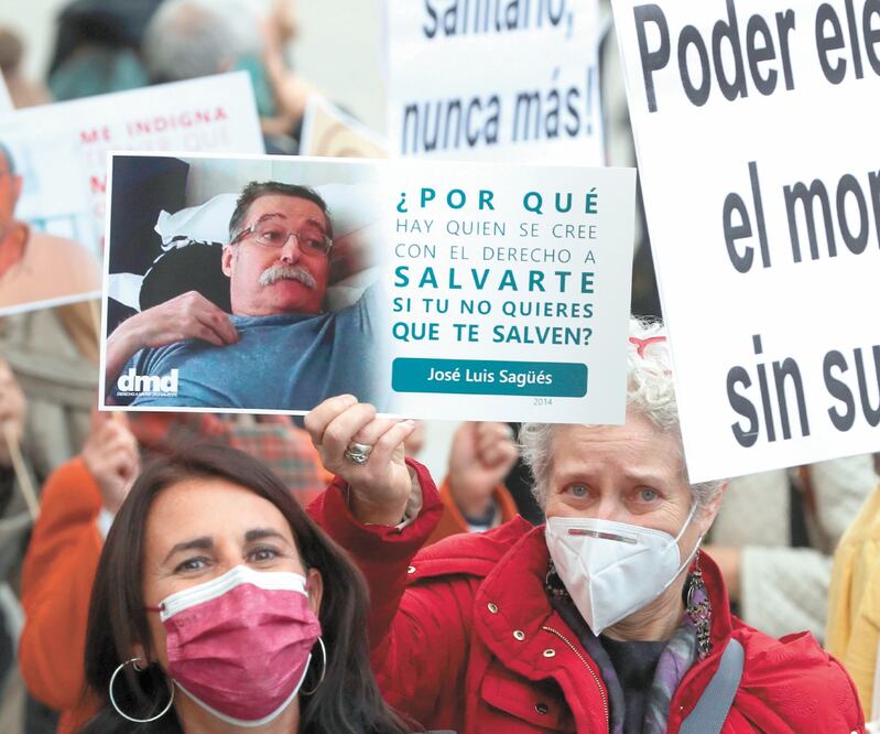 Manifestación por el Derecho a Morir Dignamente frente al Congreso de los Diputados, en Madrid. Foto: KIKO HUESCA. EFE