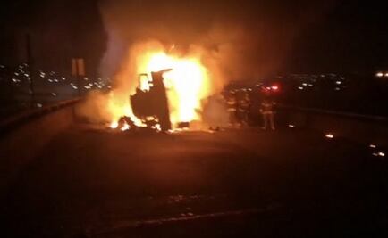 Explosión y volcadura de pipa cargada de combustible deja un muerto en Toluca